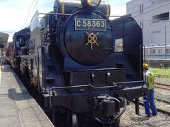 寄居駅で小休止するSL列車。
停車中に機関車の点検を行う。