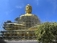 4日目は朝からワット・パクナム寺院に出かけました。
この仏像は2021年に完成した高さ69mもある巨大な仏像です。
残念ながら修理中で、足場が掛かっていて、全体は見えませんでした。