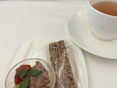 ボーディング後、なかなか出発しないなーと思っていたところ、夫のお隣さんがCAさんに「同行者がパスポートの有効期限が足りず出国できないけど、あなたも飛行機を降りますか？」と聞かれていて、びっくり！！

結局その人だけおいて残りの人達で出発することになったみたいですが、お隣さんも「え！？」って固まってました。
