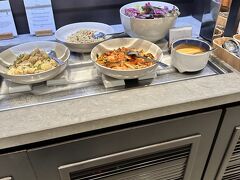 　これで今日だけで6軒目のラウンジを巡ったことになります。美味しそうなお料理をみてもさすがに食欲はもう湧いてきません。

