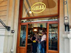 【ジッリ Gilli】

フィレンツェの老舗中の老舗のカフェ
滞在中に必ず訪れる予定にしていたが、調度時間が空いた。