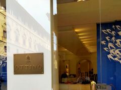 《オッティーノ OTTINO》

アーモイタリアの堂剛さんがおススメしている革製品のオッティーノ
ホテルの近くなので覗いてみた。
想像していたより高級店ぽい設えでちょっと腰が引けた。

確かに革の質がよさそうだが、デザインがマダム好みのものがなかった。