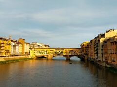 ○サンタ・トリニタ橋 Ponte Santa Trinita

サンタ・トリニタ橋から見るアルノ川とヴェッキオ橋はさすがに絵になる。
写真を撮っている人が沢山いた。