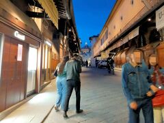 ○ヴェッキオ橋

まだ8時半なのにヴェッキオ橋の店はほとんど閉まっている。
もっとも、営業中だったとしても見るべきものはない。
ここで貴金属を買うほど目利きではない。