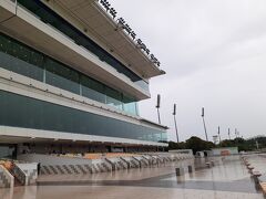 スタンド。
東京や京都などJRAの主要競馬場に比べると広くはないが
札幌、函館のローカルに比べると大きい。

1999年にできたという競馬場。
開場当初は国際競走も組まれ、華やかだったが、
カジノができ客が奪われ、コロナ禍もあり、売り上げが激減。
結果、今年10月で閉鎖されることになった。
まだ25年ほどしかたっておらず、建物もまだまだ立派なのに、
なくなってしまうとは本当にもったいない。
