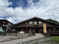 山の駅御池。売店と軽食が取れる施設です。

こちらの建物のすぐ手前に沼山峠までのシャトルバスの乗車券発売所があります。

バスは時刻表は無く、30～40分間隔で出発します。
この日は人が少なく20人ほど乗車したところで出発しました。