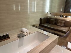 　すごい。高級ホテルじゃん。使用時間は90分以内。久しぶりの浴槽であわあわブロに浸かりました。久しぶりのエコノミー席の夜間フライトでほとんど眠れませんでしたので、40分ほど仮眠を取りました。復活！
