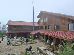 ガスの中登ること1時間ちょっとで、西穂山荘に到着。