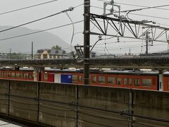 お買い物も済んだので、雨が激しくなる前に早めに軽井沢駅に向かいます

写真を撮るのを忘れてしまいましたが、プリンスショッピングプラザで傘を借りたのですが、返却場所は軽井沢駅でもOKとのことでした
ありがたく、駅まで使わせていただきました！

軽井沢駅の入り口に返却用傘立てがあり、そこに返却しました
