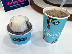 アメリカ・LA【Cinnabon】

都内でもよく行くシナモンロール専門店【シナボン】で
購入したものの写真。

〇 アイスラテ　4.73ドル（約710円）

日本未発売のシナモンドーナツも購入しました。