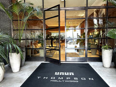アメリカ・LA『Thompson Hollywood, by Hyatt』

2021年8月10日に開業したハイアットホテル系列のホテル
『トンプソン ハリウッド バイ ハイアット』のエントランスの写真。

毎日違うホテルに宿泊したので、スーツケースを引いての移動が
大変でした。

＜チェックイン＞
16:00

＜チェックアウト＞
11:00

https://www.hyatt.com/thompson-hotels/ja-JP/laxth-thompson-hollywood