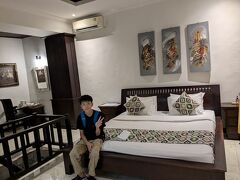 予約しておいたBooking.comの空港送迎でウブドへ(￥3150)。深夜2時過ぎようやくBeji Ubud Resort到着。お部屋はバレービューの2階建てファミリーヴィラ、2ベッドルーム。斜面に建っていて、１階からも２階からも出入りできます。こちらは２階のダブルのベッドルー厶。