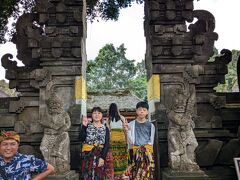 聖なる泉が湧く寺院として知られるティルタ・エンプル寺院、一番楽しみにしてた寺院です♪入口でサロンを貸り(無料)、腰に巻いて見学。(入場1人Rp50,000)