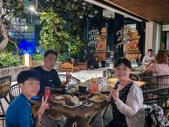 バリ最後のごはんは、ホテル隣接のレストランでバリ舞踊を見ながらディナー