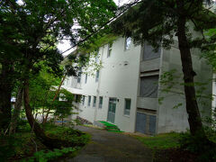 やがて信州大学の自然教育園という敷地に入ってきました。

これがどうやら信州大学の施設のようです。

さらに歩くとーー。