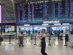 台風を心配し、早めに自宅を出発
お昼頃には成田空港に到着しました