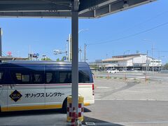 羽田空港から大分空港まで1時間半。あっという間に到着。今回いろいろ観光したかったので機動性を考慮してレンタカーをあらかじめ予約していました。

オリックスレンタカー。大分空港から送迎車ありで1分。便利でした。

さて！飛行機のなかで調べて、食べログ3.7の翁達麿という蕎麦屋を目指してランチに出発ー。