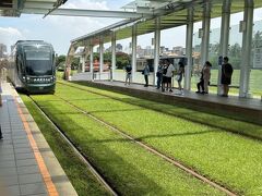 そのすぐ横にはLHR哈瑪星駅があり、そこからライトレールに乗ることができる。

ライトレールは、高雄市内を走る環状線（現在も工事中）。これに乗って次の目的地へ向かう。悠遊カード利用可