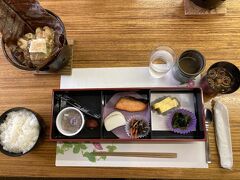 朝ごはんもレストランで。

ごはん、味噌汁、納得、海苔、梅干し、焼き鮭、かまぼこ、ひじき煮、卵焼き、おひたし、朴葉焼き。

朴葉焼き、凄くごはんに合って美味しかった。
