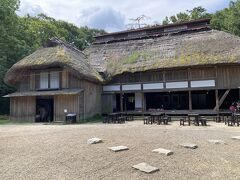 この山形の家、私が子供の頃のおばあちゃんの家に間取りが似てるんだよね～。
おばあちゃんの家は会津だけど、東北の豪雪地帯だから似てるのかもしれない、なんて話しながらみてまわった。