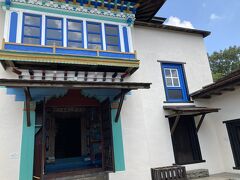 本物のお寺で、中にご本尊が安置されていたり、曼荼羅がかけられているので、中は写真を撮るのをやめて。
中に入るのも土足厳禁。
とりあえず修復できて良かった。
後は外のマニ車に絵を描く方が今後来日されるとか？