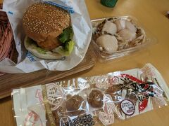 ホタテバーガーのほかに甘露煮も購入して、朝からホタテ三昧。
本当にここのホタテは絶品でした。
サロマ湖に行く機会があれば、「北勝水産」にはぜひ立ち寄ってみてください。
