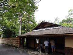 翌朝は、これまた予約していたミシュランガイド三ッ星の瓢亭へ。本店を予約したかったのですが、空きがなく残念。以前本店に行ったときは茶室の様な個室に通され、季節のしつらえに感動しました