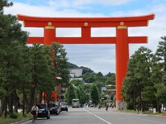 岡崎公園の南側、神宮道にそびえる平安神宮の大鳥居。戦前に建てられた鳥居で、極太の柱が他にはなく、特徴的です