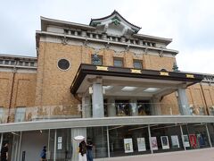 帝冠様式の建物が昭和8年に開館して京セラ美術館。以前京都市美術館だった頃には何回か訪れたことがありましたが、リニューアルされてからは初めてでした。
岡崎公園に来た一番の目的は京セラ美術館だけで開催されている「村上隆 もののけ 京都」を見るため。国内での大規模店は8年ぶりです