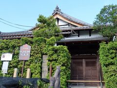 京都市内から約40分程かけて山崎に到着。JR山崎駅前には千利休が造った国宝の茶室待庵がある妙喜庵があります。茶室待庵を観るには往復はがきで事前に申し込む必要がるので、今回はパス