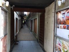 そして、木屋町通から写真の路地を通った突き当りにあるサロン ド ロワイヤルへ。初めて訪れたので最初は場所が良く分かりませんでした