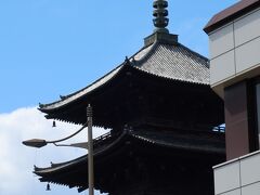 九条通りを走行中に撮った東寺の五重塔。青空に凛々しい姿が映えます
