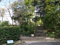 天王山登り口から脇道を進んでいくと緑の多い住宅地の中に目的の聴竹居が現れました。見学するにはネットで事前予約が必要です