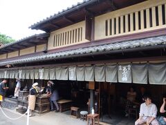 今宮神社に無病息災を祈願して、早速向かったのが参道にあるあぶり餅の本家 根元 かざりや。江戸時代と同じよう雰囲気があります