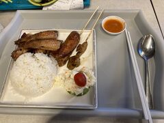 私は…手羽先！焼かれてるシーンが美味しそうで。マレーシアっぽいお店にて。ビールが飲みたくなる。ご飯を食べた後、地下にあるフェアプライス ファイネスト (チャンギ店)へ。お土産、お菓子たくさん！パイナップルケーキを買いました。(ガイドブックではオーチャードロードで買えるって書いてあった気がする…)プリペイドカードNETSの3ドルの残金で好きなの買っていいよ！と子供達に言ったら超割高の日本のお菓子買ってた…何でや！？
お土産全般、やっぱり昨日行ったムスタファセンターが一番安かった。もっと買っておけば良かったなー後悔。
