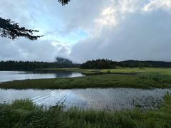 食後に尾瀬沼へ散歩。
ヒュッテからは尾瀬沼ビジターセンターと長蔵小屋の前を通るとすぐ尾瀬沼に出ます。