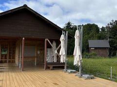 8時半、沼尻の休憩所に着きました。
新しく綺麗なテラス付きの休憩所。
右手奥の小屋はトイレ。
チップ制で新しく綺麗なトイレでした。
清潔に保ってくださる尾瀬の方々に感謝です。


ナデッ窪から燧ヶ岳への登山口はこの沼尻から入ります。。
私達はこの後しばらく眺望の無い白砂峠を通って尾瀬ヶ原へと向かいます。