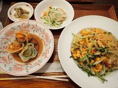 すぐ近くの天天でランチ。トマトと卵の冷麺と海老ワンタン