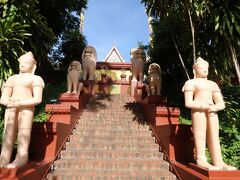 ワット・プノン
市内随一の高さ（標高）の寺院