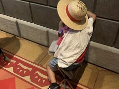 マリオ120分待ちだけど、シングルライドは70分だったので、シングルライドの列にて待機中

中は寒い