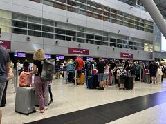 この時間のチェックインカウンターは大行列。進みは早いので、人数の割には早く順番が来ました。
預け荷物の計量を済ませ、無事にチェックインを終えて保安検査へ。