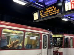 
デュッセルドルフ中央駅で24時間の交通チケットを購入して、地下鉄で向かいました。
