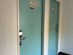 昨晩ボンからデュッセルドルフへ移動して、駅前のイビスホテルに宿泊。
駅構内から入れるので便利なホテルでした。
この日の予定は、夕方頃デュッセルドルフ空港からプラハ空港へユーロウィングスで飛ぶ予定でした…が、大変な1日になってしまいました。


ホテルの朝食はつけていないので、チェックアウトを済ませて荷物を預かってもらいました。
朝食はライン川近くのBistro Zickeへ。
