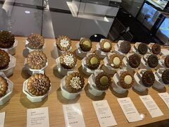 SAINT GOUT de PAIN
一階の菓子店が並ぶ一角にあります。
直径5cmほどの薬果は、伝統素材の桔梗の花やお米、黒ゴマだけでなく、コーヒーや抹茶味があり色とりどりです。
