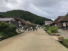 道が広々と作ってあり、正に「妻側が街道に面している」です。道路が広いので子供たちの遊び場にもなっていたのでしょう。長閑な風景です。