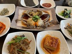 ランチに行きます。
おいしいカンジャンケジャンのお店として全幅の信頼を置いているコッチへ。ここはカニだけでなくおかず類もおいしいので大好きです。