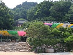 ほどなく、いくつか建物のある場所に出ました。
が、目的の「石窟庵」はカラフルな提灯の上、山の中腹に見える瓦屋根のよう。