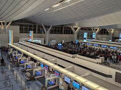 今回の旅行は羽田空港利用のため、名古屋から新横浜経由で来ました
