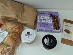 今日の夜ご飯と明日の朝ご飯などをスーパーで買いました
