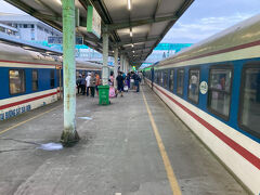 朝５時40分ハノイ駅に到着
途中、同室だったカップルの目覚ましアラームが２回鳴って、いい感じで起こされました。
ハノイ駅にはプラットホームがあります。